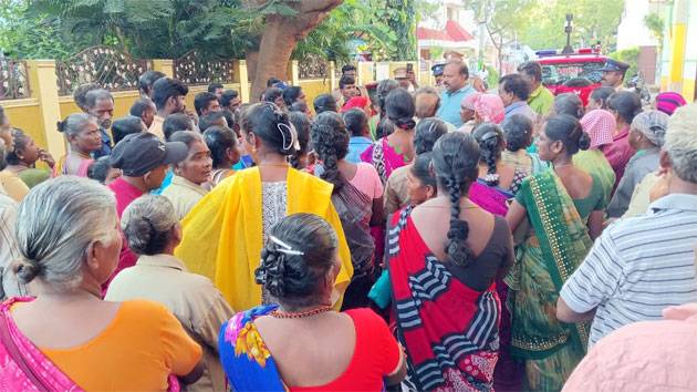 தூத்துக்குடி மாநகராட்சி நிர்வாகத்தை கண்டித்து தூய்மைப் பணியாளர்கள் முற்றுகைப் போராட்டம்!!