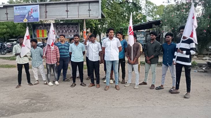 கல்லூரி பேராசிரியர் மாணவிகள் மீது பாலியல் தொல்லை - இந்திய மாணவர் சங்கம் சார்பில் தூத்துக்குடியில் ஆர்ப்பாட்டம்!!