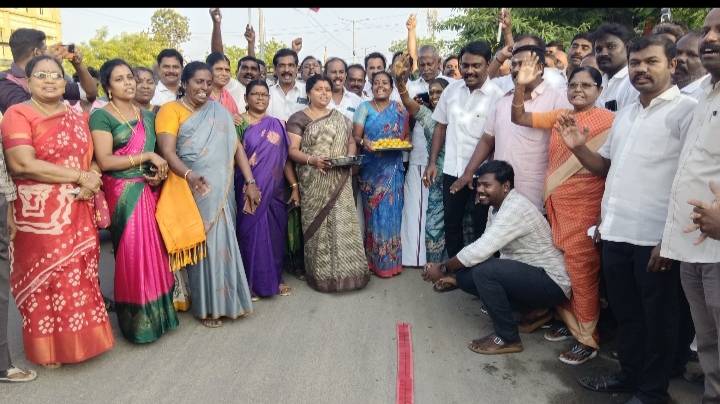 தூத்துக்குடியில் வரலாற்று சிறப்புமிக்க தீர்ப்பை வரவேற்று வடக்கு மாவட்ட திமுக நிர்வாகிகள் பட்டாசு வெடித்து இனிப்பு வழங்கி கொண்டாட்டம்!!
