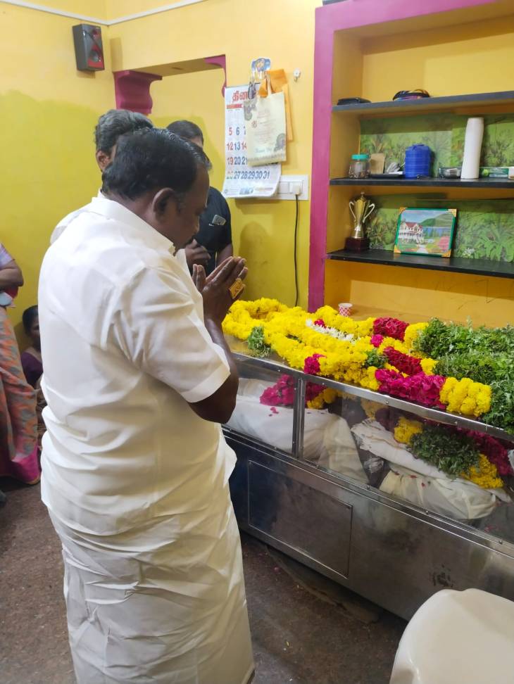 தூத்துக்குடி கட்டபொம்மன் நகர் நடராஜன் நாயக்கர் மறைவு - முன்னாள் அமைச்சர் சி.தா. செல்லப்பாண்டியன் மாலை அணிவித்து அஞ்சலி!!
