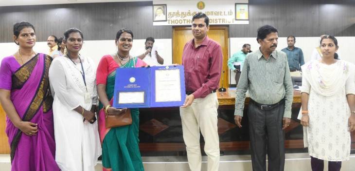 2025 ஆம் ஆண்டின் சிறந்த திருநங்கை விருதை பெற்று தூத்துக்குடி ஆட்சியரிடம் வாழ்த்து!