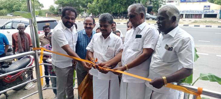தூத்துக்குடி சோரீஸ் புரத்தில் 10 லட்சம் மதிப்புள்ள புதிய பயணியர் நிழற்குடை எம்.எல்.ஏ. சண்முகையா திறந்து வைத்தார்!!