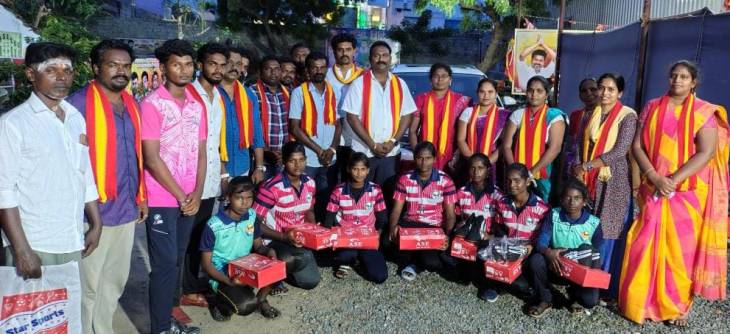வெற்றி வாகை சூடிய வீராங்கனைகளுக்கு தவெக மத்திய மாவட்ட செயலாளர் எஸ்.டி.ஆர். சாமுவேல்ராஜ் மேட்ச் ஷூ வழங்கல்!!