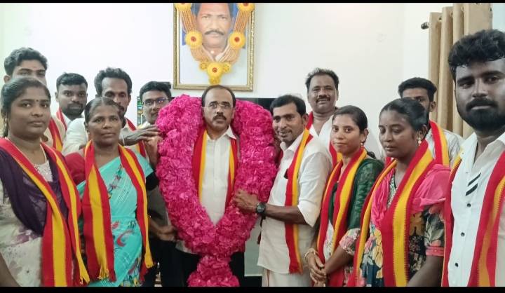 தூத்துக்குடி மணப்பாடு ஊராட்சியில் திமுக, அதிமுகவை சார்ந்த மாற்று கட்சியினர் கூண்டோடு தெற்கு மாவட்ட செயலாளர் பிரைட்டர் தலைமையில் தவெக வில் ஐக்கியம்!!