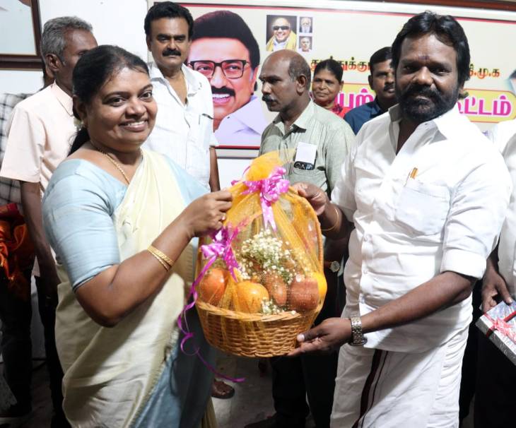 அமைச்சருக்கு ஓட்டப்பிடாரம் முன்னாள் யூனியன் சேர்மன் நேரில் வாழ்த்து!!