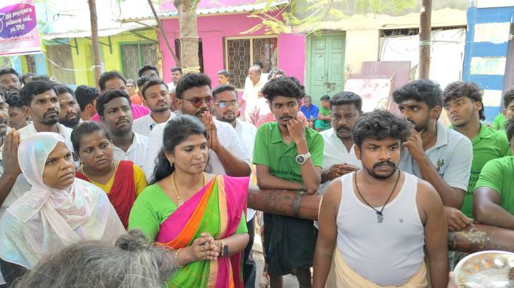 தூத்துக்குடி ஸ்ரீபாகம்பிரியாள் உடனுறை ஸ்ரீசங்கரராமேஸ்வரர் திருக்கோயில் அம்பாளுக்கு பச்சைசாத்தும் நிகழ்ச்சி - தவெக மாவட்ட பொறுப்பாளர் அஜிதா ஆக்னல் கலந்து கொண்டு சாமி தரிசனம்!!