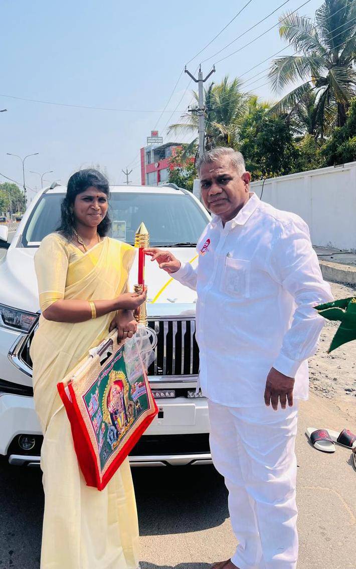 தமிழர் கொடி பறக்குது தலைவன் யுகம் பொறக்குது - என்ன கொடி பறக்குதா!!