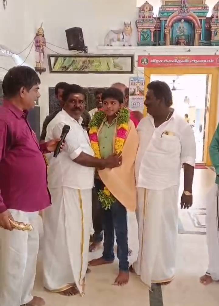 பத்தாம் வகுப்பு தேர்வில் பள்ளியில் முதலிடம் - வீரசக்க தேவி ஆலய குழு தலைவர் முருகபூபதி சால்வை அணிவித்து வாழ்த்து!!