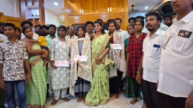 தூத்துக்குடியில் தவெக மாவட்ட பொறுப்பாளர் அஜிதா ஆக்னல் மாநிலத்தில் முதல் மூன்று இடங்கள் பிடித்த மாணவிகளின் மேற்படிப்புக்கு உதவி!! 