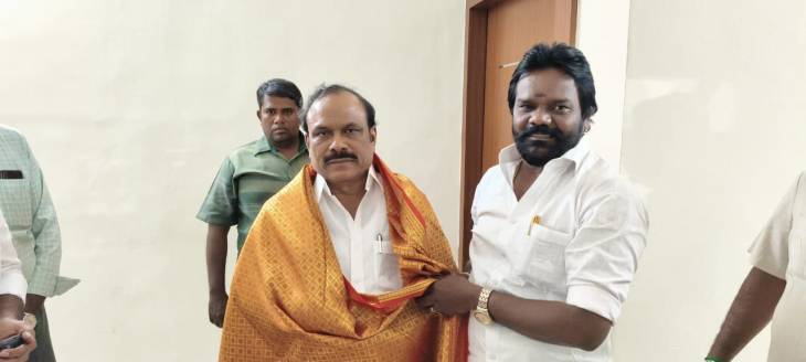 தொழிலாளர் மற்றும் திறன் மேம்பாட்டுத்துறை அமைச்சர் கணேசனுடன் ஒட்டப்பிடாரம் முன்னாள்  யூனியன் சேர்மன் ரமேஷ் சந்திப்பு!!
