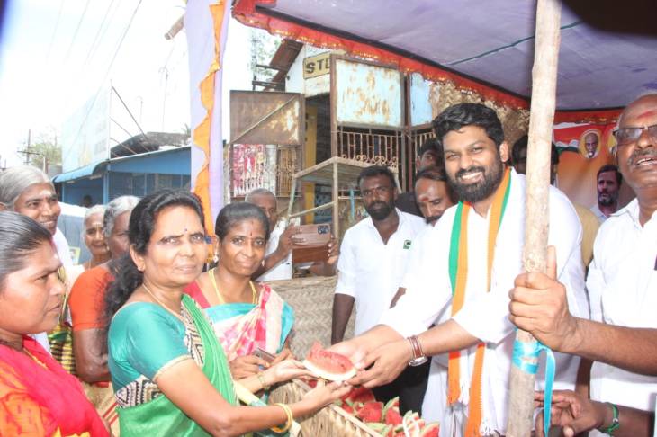 ஸ்ரீவை நகர காங்கிரஸ் மற்றும் வட்டார காங்கிரஸ் சார்பில் புதுக்குடியில் தண்ணீர் பந்தல் - ஊர்வசி அமிர்தராஜ் எம்.எல்.ஏ திறந்து வைத்தார்!!