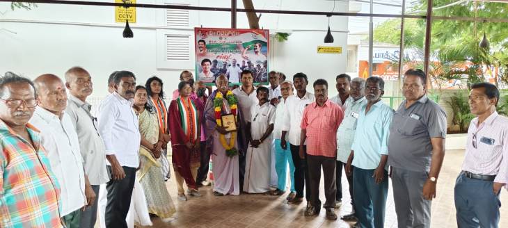 தூத்துக்குடியில் இந்திய தேசிய காங்கிரஸ் கட்சி சார்பில் மாநில பொதுக் குழு உறுப்பினர் பெருமாள்சாமி முன்னாள் ராணுவ வீரர் ராமசாமிக்கு ஜெய்ஹிந்த் சல்யூட் மற்றும் சாஷ்டாங்கமாக நமஸ்காரம் செய்து மரியாதை!!