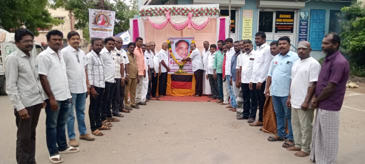 தூத்துக்குடியில் பிரையன்ட் நகர் பகுதி திமுக மற்றும் 45 வது வட்ட கழக திமுக சார்பில் முன்னாள் திமுக மாவட்ட கழக செயலாளர் என். பெரியசாமியின் நினைவு தினத்தையொட்டி திருவுருவப் படத்திற்கு மாலை அணிவித்து மலர் தூவி மரியாதை!!