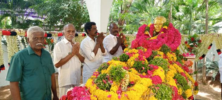 தூத்துக்குடி முன்னாள் எம்.எல்.ஏ., என். பெரியசாமியின் நினைவு தினத்தை முன்னிட்டு அவரது  நினைவிடத்தில் 44 வது வட்ட கழக திமுக செயலாளர் சுப்பையா தலைமையில் மாலை அணிவித்து மரியாதை!!