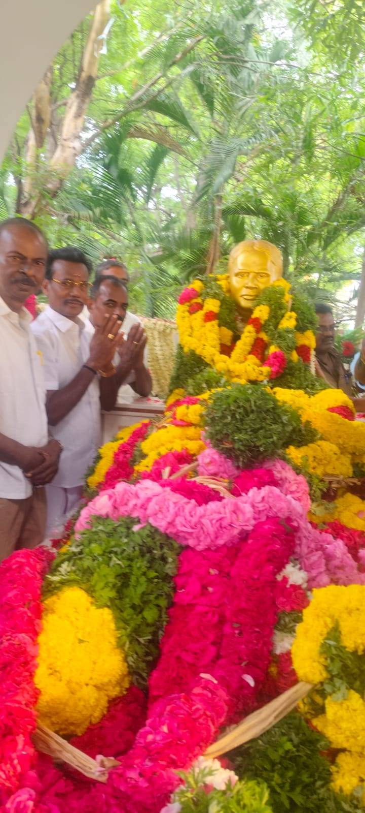 தூத்துக்குடியில் முன்னாள் எம்.எல்‌.ஏ., என் பெரியசாமியின் 8 ம் ஆண்டு நினைவு தினம் - 3 வது வார்டு கவுன்சிலர் ரெங்கசாமி மாலை அணிவித்து மரியாதை!!