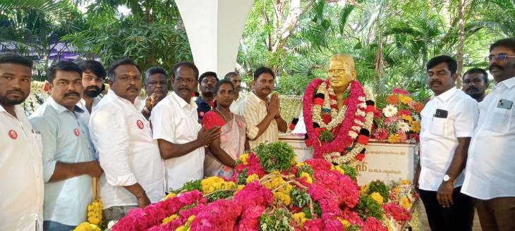 தூத்துக்குடியில் வடக்கு மாவட்ட தகவல் தொழில்நுட்ப அணி சார்பில் கலைஞரின் முரட்டு பக்தர் 8 ம் ஆண்டு நினைவு தினத்தை முன்னிட்டு அவரது நினைவிடத்தில் மாலை அணிவித்து மரியாதை செலுத்தப்பட்டது!!