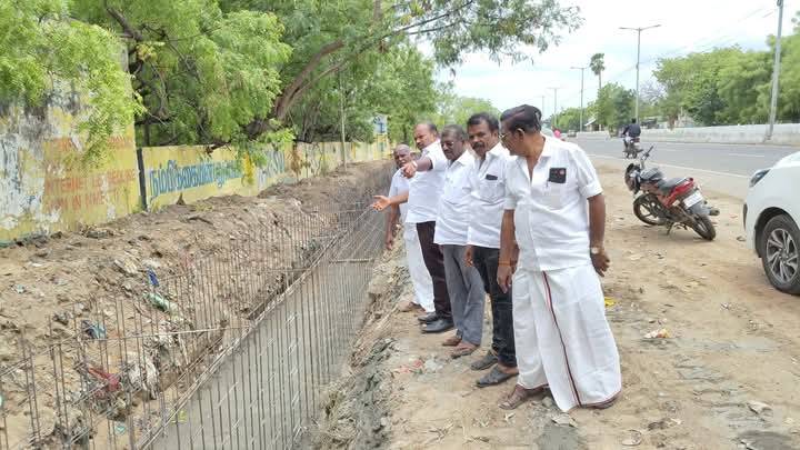 தூத்துக்குடியில் காமராஜர் கல்லூரி முதல் அன்னம்மாள் கல்லூரி வரை புதிய வடிகால் பணிகள் அமைக்கும் பணிகளை மேயர் ஜெகன் பெரியசாமி பார்வையிட்டு ஆய்வு செய்தார்!!