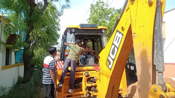 தூத்துக்குடி மாநகராட்சி 50 வது வார்டில் பொதுமக்களுக்கு இடையூறாக பாதாள சாக்கடை அமைக்கும் பணி நடைபெறுவதாக குற்றம்சாட்டி ஜே.சி.பி. இயந்திர வாகனத்தின் சாவியை கவுன்சிலர் சரவணகுமார் கைப்பற்றி போர்க்கொடி!!