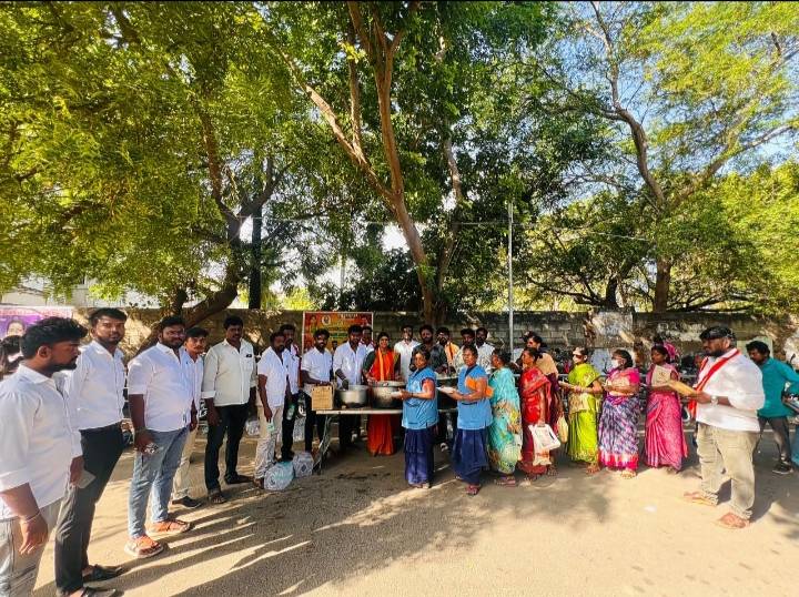 மே 28 உலக பட்டினி தினத்தை முன்னிட்டு தூத்துக்குடி தவெக சார்பில் உணவின்றி தவிக்கும் ஏழை எளிய மக்களுக்கு ஒரு வேளை உணவு சேவையகம்!!