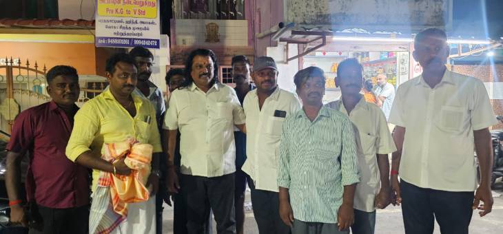 திருச்செந்தூர் பாதயாத்திரை பக்தர்களுக்கு குளிர் பானங்கள், உணவுகள் வழங்க அத்திமரப்பட்டி இளைஞர்கள் சார்பில் சிறப்பான ஏற்பாடு  - பெருந்தலைவர் மக்கள் நலச் சங்கம் அமைப்பின் நிறுவனத் தலைவர் தொழிலதிபர்  
எஸ்.பி. மாரியப்பன் துவக்கி வைக்கிறார்!!