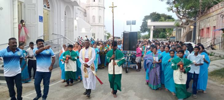 உலக சமாதானத்திற்காகவும், பாவ பரிகாரமாகவும் தூத்துக்குடி புனித பனிமய அன்னை பேராலயத்தில் ஜெபமாலை பேரணி - பங்குதந்தை ஸ்டார்வின் சுவாமிகள் தலைமையில் நடைபெற்றது!