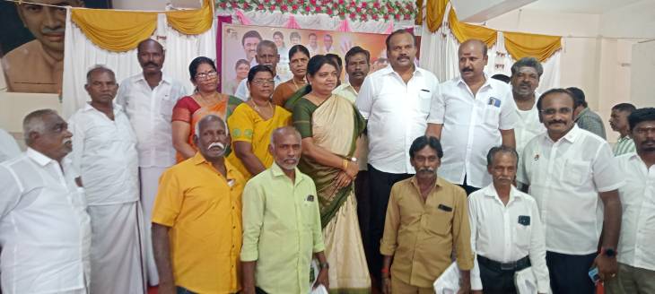 முன்னாள் முதல்வர் முத்தமிழ் அறிஞர் கலைஞரின் 102 வது பிறந்த நாளை முன்னிட்டு பிரையன்ட் நகர் பகுதி திமுக சார்பில் 45 வது வார்டு கழக செயல் வீரர்களுக்கு வேட்டி, சட்டை வழங்கும் விழா!!