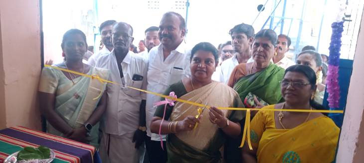 தூத்துக்குடி மாநகராட்சி 49 வது வார்டில் அமுதம் நியாயவிலை கடை - அமைச்சர் கீதா ஜீவன் ரிப்பன் வெட்டி திறந்து வைத்து முதல் விற்பனையை தொடங்கி வைத்தார்!!