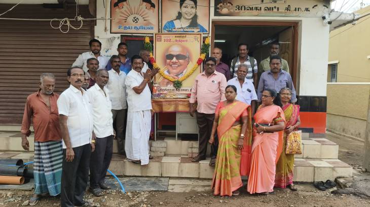 முத்தமிழறிஞரும், முன்னாள் முதல்வரும், திமுக முன்னாள் கழக தலைவருமான மு. கலைஞர் கருணாநிதியின் 102 வது பிறந்தநாள் - 42 வது வார்டு கட்சி அலுவலகத்தில் பொதுக்குழு உறுப்பினர் கோட்டு ராஜா தலைமையில் கொடி ஏற்றி இனிப்பு வழங்கி கொண்டாட்டம்!!
