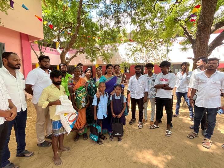 தூத்துக்குடியில் தவெக மாவட்ட பொறுப்பாளர் அஜிதா ஆக்னல் பெற்றோர்களை இழந்து தவிக்கும் குழந்தைகளின் முழு கல்விச் செலவை ஏற்று பள்ளிச் சீருடைகள், நோட்டு புத்தகங்கள் மற்றும் கல்வி உபகரணங்கள் வழங்கல் !!