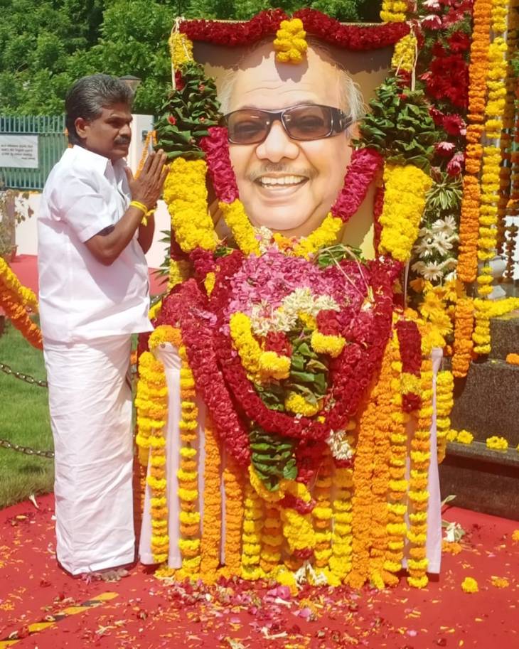 ஓய்வறியா சூரியனின் பிறந்தநாளையொட்டி சென்னை ஓமந்தூரார் தோட்டத்தில் உள்ள கலைஞர் படத்திற்கு ஒட்டப்பிடாரம் தொகுதி சண்முகையா எம்.எல்.ஏ., மாலை அணிவித்து மரியாதை செலுத்தினார்!!