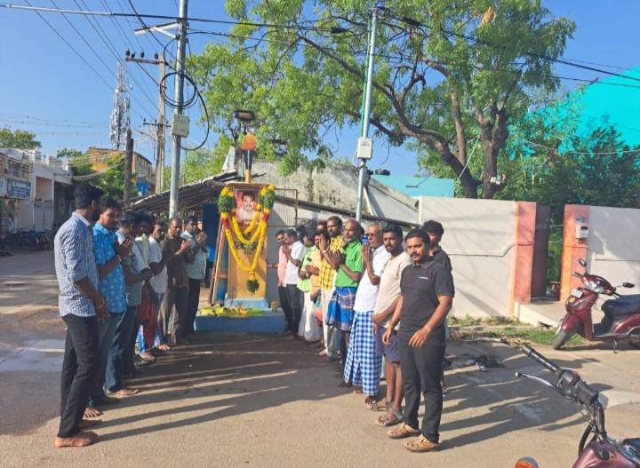 தூத்துக்குடி மாநகராட்சி 50 வது வார்டில் மறைந்த முன்னாள் கவுன்சிலர் பி.எஸ். அன்பரசனின் 48 வது பிறந்தநாள் இனிப்பு வழங்கி கொண்டாட்டம்!!