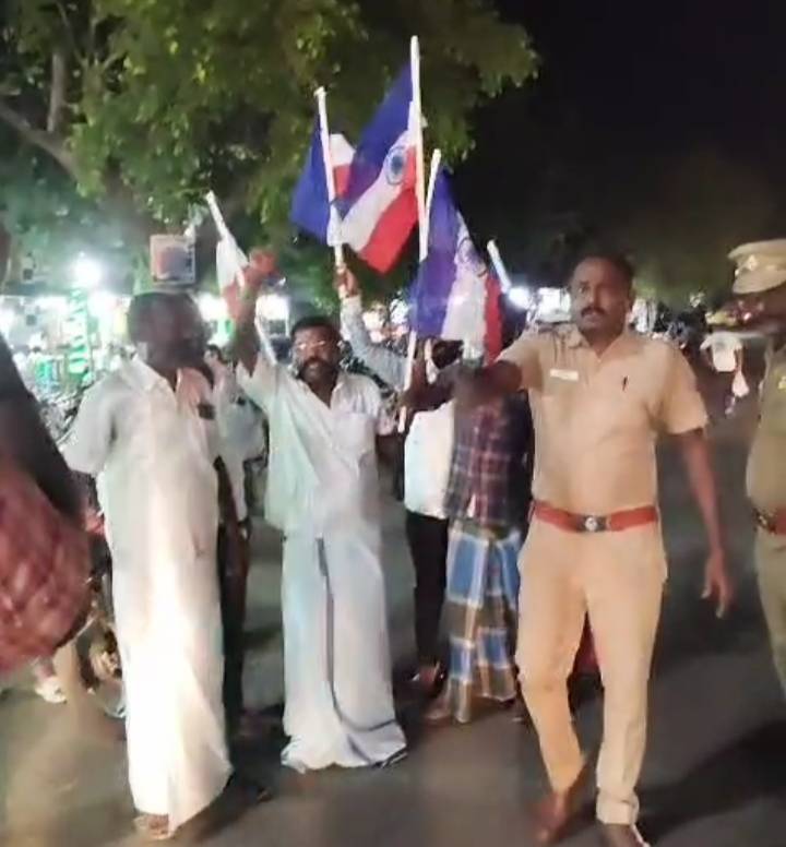 கே.வி. குப்பம் சட்டமன்ற உறுப்பினர் டாக்டர். ஜெகன் மூர்த்தியாரை கைது செய்ய துடிக்கும் தமிழக அரசை கண்டித்து தூத்துக்குடி மாநகர் மாவட்ட செயலாளர் மாரிச்செல்வம் தலைமையில் மறியல் போராட்டம்!!