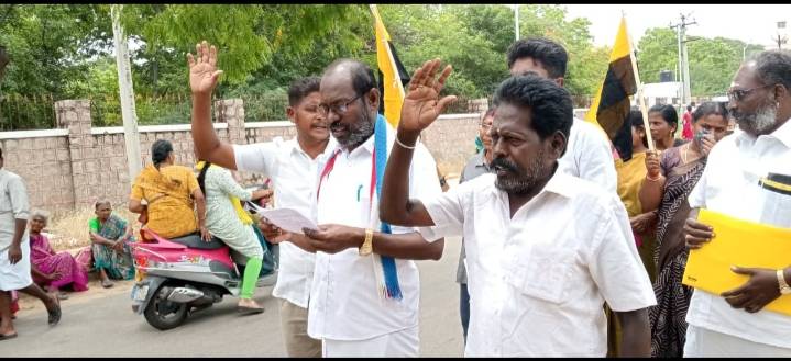 தூத்துக்குடி மாப்பிள்ளையூரணி பஞ்சாயத்துக்கு உட்பட்ட 142 ஏழை, எளிய குடும்பங்களுக்கு இலவச வீட்டு மனைகள் கேட்டு ஆட்சியர் அலுவலகத்தில் தமிழர் முன்னேற்ற கழகம் கட்சி சார்பில் கவன ஈர்ப்பு போராட்டம் நடைபெற்றது!!
