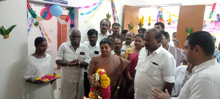 தூத்துக்குடி மாநகராட்சி 48 வது வார்டு பகுதி கால்டுவெல் காலனியில் நகர்ப்புற நல்வாழ்வு மையத்தை முதலமைச்சர் காணொளி காட்சியின் வாயிலாக திறந்து வைத்ததை தொடர்ந்து அமைச்சர் கீதா ஜீவன் குத்துவிளக்கு ஏற்றி நல்வாழ்வு மையத்தை பார்வையிட்டார்!!