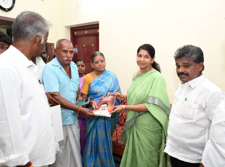 “ஓரணியில் தமிழ்நாடு” ஓட்டப்பிடாரம் சட்டமன்ற தொகுதிக்குட்பட்ட முடிவைத்தானேந்தல் ஊராட்சியில் வீடுவீடாக சென்று தி.மு.கழகத்தில் ஒன்றிணையுமாறு அழைப்பு விடுத்த கனிமொழி கருணாநிதி எம்.பி!