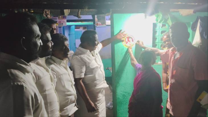 ஒட்டப்பிடாரம் சட்டமன்ற தொகுதிக்குட்பட்ட தூத்துக்குடி மத்திய ஒன்றியம் கூட்டுடன்காடு ஊராட்சி அய்யனார் காலனி பகுதியில் "ஓரணியில் தமிழ்நாடு" திமுக உறுப்பினர் சேர்க்கை!!