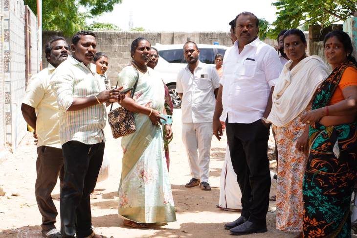 தூத்துக்குடி மாநகராட்சி வடக்கு மண்டலத்துக்குட்பட்ட பகுதிகளில் புதிய தார் சாலை, மற்றும் பேவர் பிளாக் சாலை அமைக்கும் பணிகள் நடைபெறக்கூடிய இடங்களை மேயர் ஜெகன் பெரியசாமி ஆய்வு!!