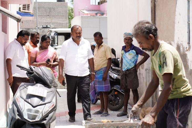 தூத்துக்குடி மாநகராட்சி அம்பேத்கர் நகர் சுற்றியுள்ள பகுதிகளில் பணிகள் ஆரம்பமாகும் இடங்கள் குறித்து மேயர் ஜெகன் ஆய்வு!!