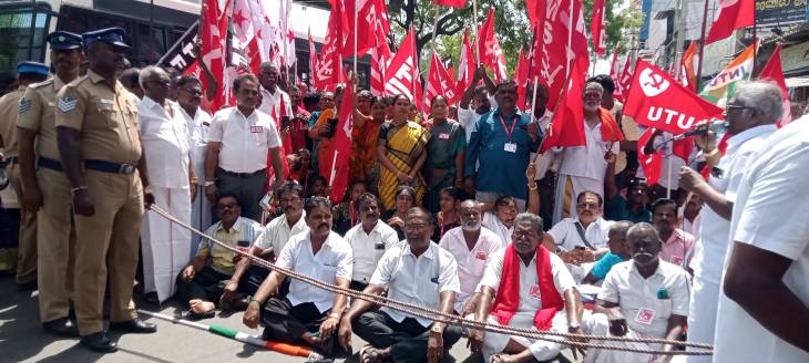 தூத்துக்குடியில் அகில இந்திய பொது வேலை நிறுத்தத்திற்கு காவல்துறை அனுமதி மறுத்த நிலையில் தடையை மீறி சாலையில் அமர்ந்து மறியலில் ஈடுபட்டதால் தொழிற்சங்க நிர்வாகிகள் மற்றும் ஊழியர்கள் கைது!!