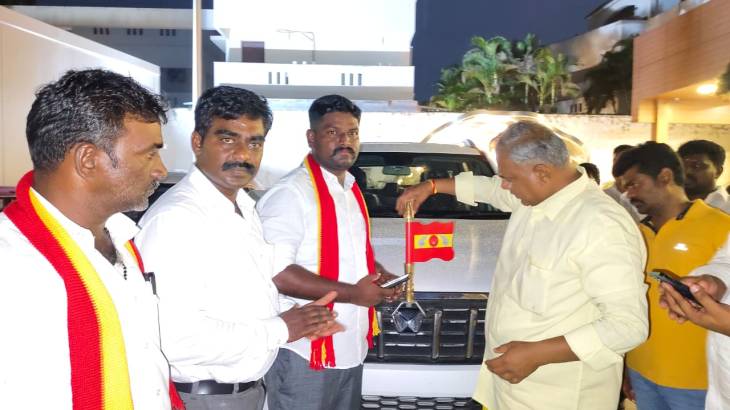 தூத்துக்குடி வடக்கு மாவட்ட துணை செயலாளர் எஸ். எபநேசர் வாகனத்தில் தவெக கொடி - தவெக பொதுச் செயலாளர் புஷி ஆனந்த கரங்களால் பறக்குது!!