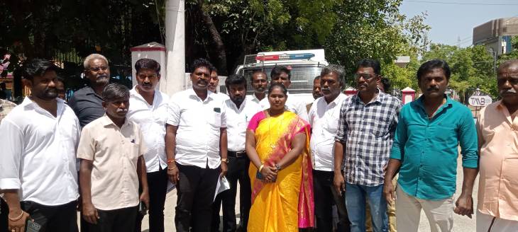 தூத்துக்குடி சமக மாவட்ட செயலாளர் அற்புதராஜ் மீது நடவடிக்கை எடுக்க வலியுறுத்தி தெற்கு காவல் நிலையத்தில் தமிழ்நாடு நாடார் சங்கம் தலைவர் முத்து ரமேஷ் நாடார் மனு!!