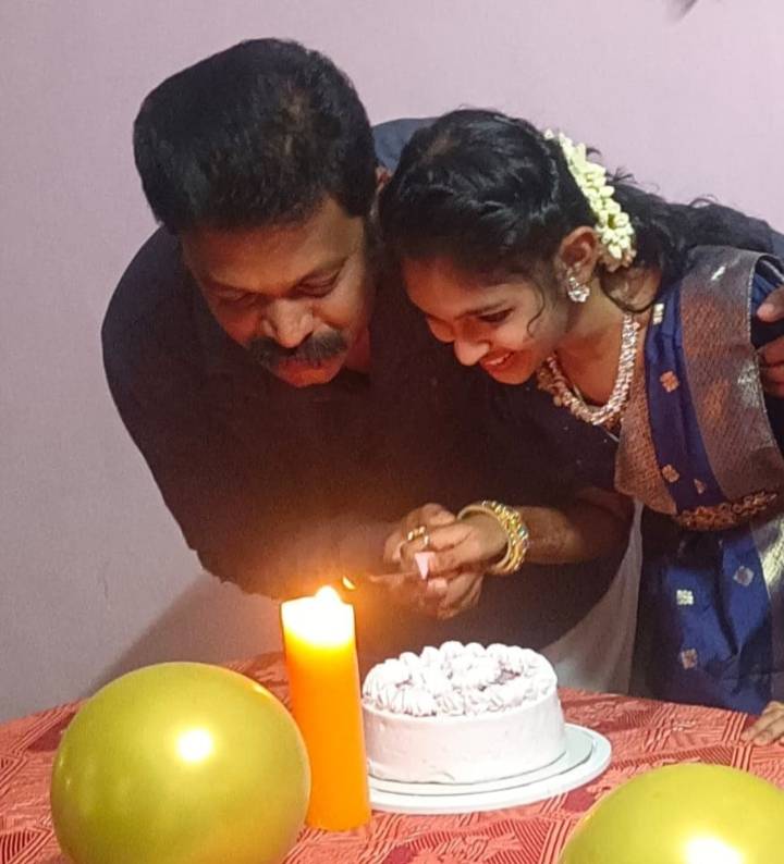 இந்த மண்ணில் இதுபோல் யாருமிங்கே..
எங்கும் வாழவில்லை என்று தோன்றுதடி... என்று மகளின் பிறந்தநாளை கொண்டாடி மகிழ்ந்த வழக்கறிஞர் ரமேஷ் பாண்டியன்!!
