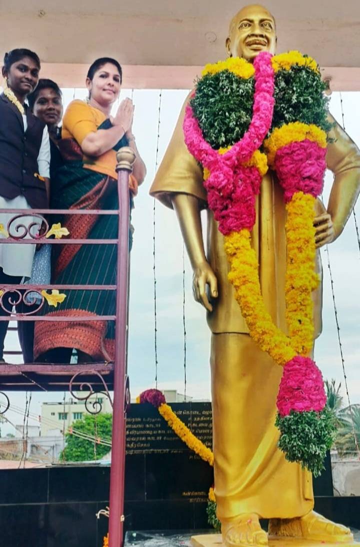 மக்கள் நல உரிமை அமைப்பாளர் (நிறுவனர்) அருணாதேவி ரமேஷ் பாண்டியன் காமராஜர் பிறந்த தினத்தையொட்டி தூத்துக்குடி காய்கனி மார்க்கெட்டில் உள்ள திருவுருவச் சிலைக்கு மாலை அணிவித்து மரியாதை!!