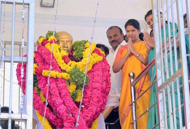 தூத்துக்குடியில் கர்ம வீரரின் பிறந்தநாளை முன்னிட்டு அவரது திருவுருவச் சிலைக்கு எம்.பி. கனிமொழி கருணாநிதி மாலை அணிவித்து மரியாதை!!