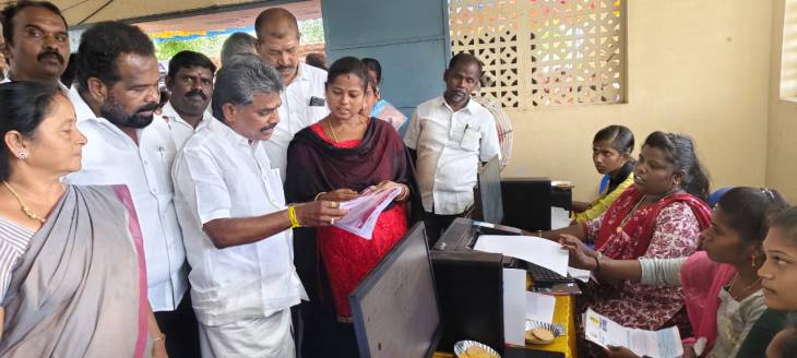 தூத்துக்குடி ஊராட்சி ஒன்றியம் மேல தட்டப்பாறை கிராமத்தில் "உங்களுடன் ஸ்டாலின்" திட்டத்தின் கீழ் நடைபெற்ற முகாமினை பார்வையிட்ட சண்முகையா எம்.எல்.ஏ!!