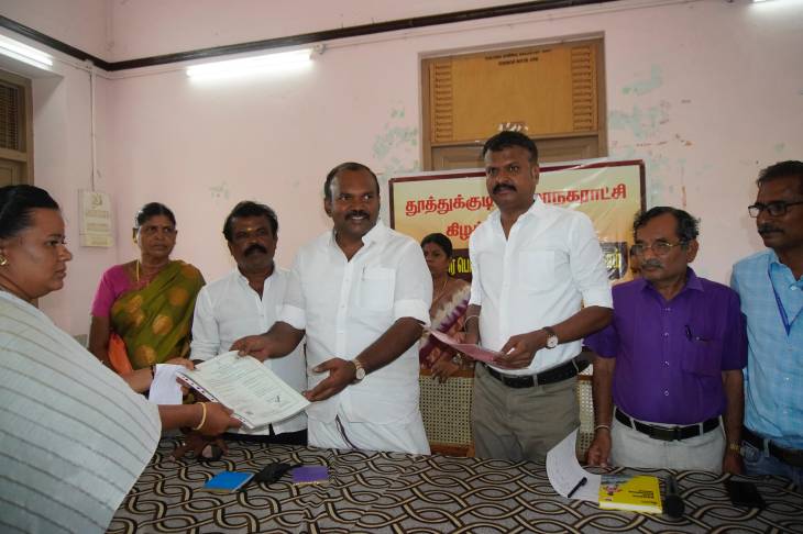 தூத்துக்குடி மாநகராட்சி கிழக்கு மண்டலத்தில் நடைபெற்ற முகாமில் தீர்வு காணப்பட்ட மனுமீதான ஆணைகளை மேயர் ஜெகன் பொதுமக்களிடம் வழங்கினார்!!
