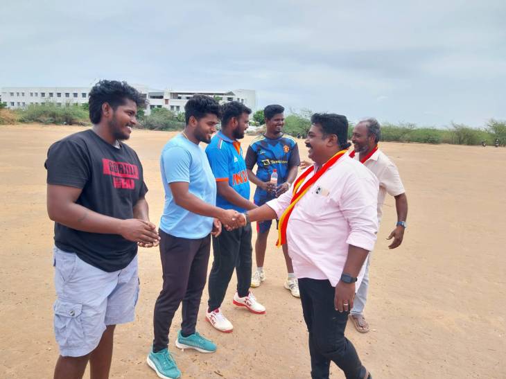 தூத்துக்குடியில் தமிழக வெற்றிக் கழகத்தின் தலைவர் விஜய் பிறந்தநாளையொட்டி கிாிக்கெட் போட்டி!!  