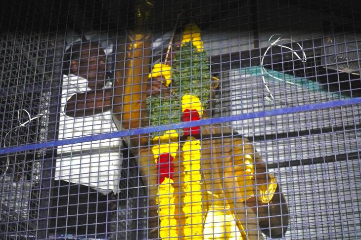 தூத்துக்குடி மாநகராட்சி 49 வது வார்டு 3 சென்ட் பகுதியில் சட்ட மாமேதை டாக்டர். அம்பேத்கார் சிலை முன்பாக மின்விளக்கு வசதி செய்து கொடுத்து மேயர் ஜெகன் பெரியசாமி சிலைக்கு மாலை அணிவித்து மரியாதை!!
