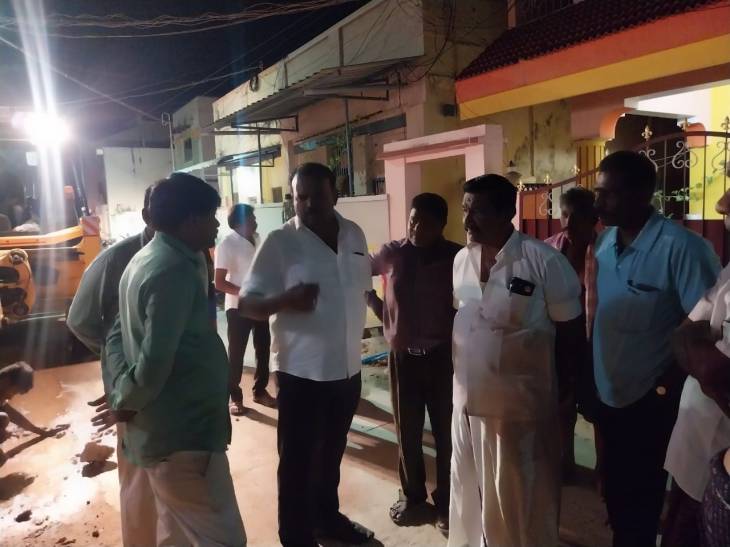 தூத்துக்குடி சண்முகபுரம் மற்றும் தாமோதநகா் பகுதியில் நேற்று இரவு மேயர் ஜெகன் பொியசாமி வீடு வீடாக சென்று ஆய்வு!!
     