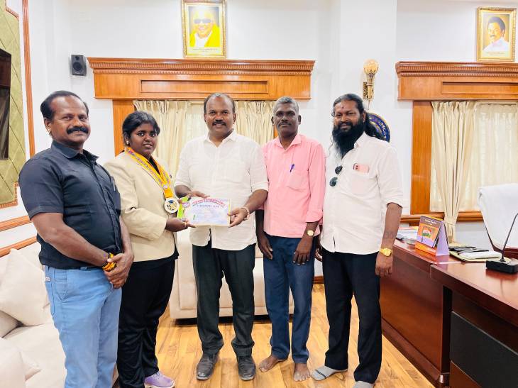 சர்வதேச ஸ்ட்ரென்த் லிஃப்ட் சாம்பியன்ஷிப் போட்டியில் தூத்துக்குடியை சேர்ந்த மாணவி ரா. பீரீத்தி சிவ பிச்சம்மாள் சாதனை வென்ற தங்கம் மற்றும் வெண்கல பதக்கங்களை மேயரிடம் காண்பித்து வாழ்த்து பெற்றார்!!